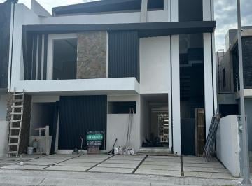 Casa · 340m² · 5 Recámaras · Casa en Colinas de Juriquilla con Acabados Modernos y Amplitud