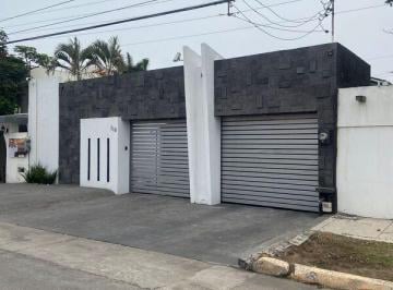 Casa · 220m² · 3 Recámaras · 2 Estacionamientos · Casa en Unidad Nacional