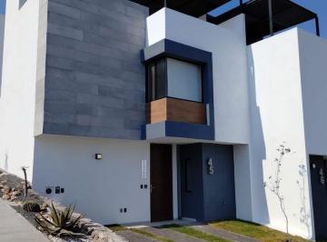 Casa · 175m² · 3 Recámaras · 3 Estacionamientos · Preciosa Casa en Zibata Club de Golf, Roof Garden, 3.5 Baños, 3 Recamaras, Lujo!