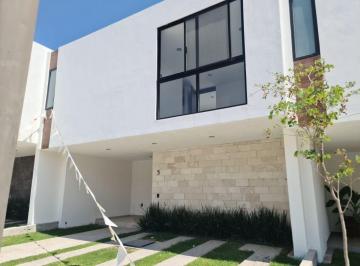 Casa · 210m² · 3 Recámaras · 3 Estacionamientos · Bienvenido Al Hogar de Tus Sueños en Cañadas del Arroyo