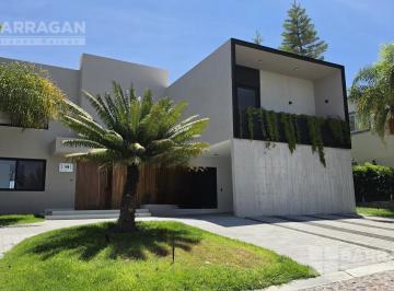 Casa · 429m² · 4 Recámaras · 3 Estacionamientos · Casa en Venta Recién Remodelada en El Campanario