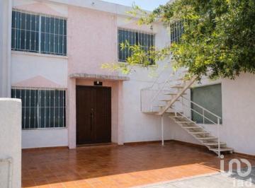 Casa · 243m² · 4 Recámaras · 2 Estacionamientos · Casa en Venta con Potencial de Remodelación en El Roble, Solo Recursos Propios Buen Costo m²