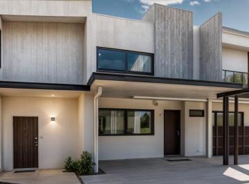 Casa · 160m² · 4 Recámaras · 2 Estacionamientos · Estrena Casa Entre El Refugio y Zibata, Esstudio o 4ta Recamara, 4 Baños, Lujo