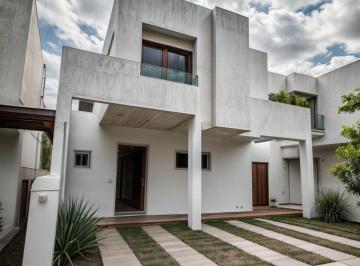 Casa · 192m² · 3 Recámaras · 2 Estacionamientos · Cumbres del Lago, Casa en Venta, Gran Plusvalía, Excelente Ubicación