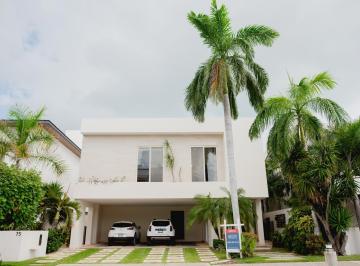 Villa · 455m² · 4 Recámaras · 3 Estacionamientos · Villa in Puerto Cancún