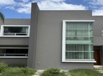 Casa · 3 Recámaras · 10 Estacionamientos · Casa - Centro Sur
