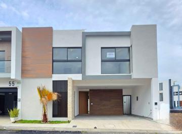 Casa · 243m² · 4 Recámaras · 2 Estacionamientos · Casa en Venta de Cuatro Recámaras en Fraccionamiento Lomas Diamante, Riviera Veracruzana
