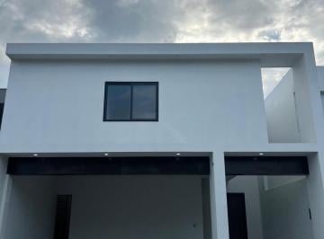 Casa · 350m² · 3 Recámaras · 2 Estacionamientos · Casa en Venta Carretera Nacional Amorada