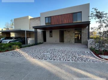 Casa · 356m² · 4 Recámaras · 3 Estacionamientos · Casa Renta Altozano 51cumbre $57,500