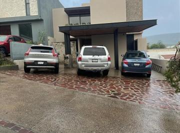 Casa · 360m² · 4 Recámaras · 3 Estacionamientos · Casa Renta Altozano 35cumbre $57,500
