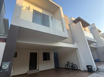 Casa · 160m² · 3 Recámaras · 2 Estacionamientos · Casa en Fraccionamiento Altrysa
