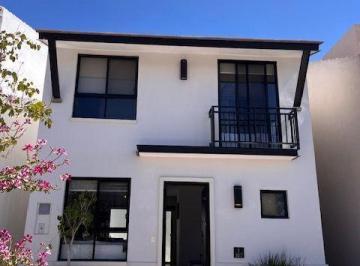 Casa · 106m² · 3 Recámaras · 2 Estacionamientos · Casa en Venta en El Refugio, Gran Ubicación, Estilo Mexicano Contemporáneo, Lujo