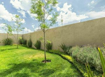 Casa · 139m² · 3 Recámaras · 2 Estacionamientos · Se Vende Casa Entre El Refugio y Zibata, 139 m², Gran Jardín, 3 Recamaras