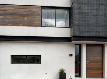Casa · 190m² · 3 Recámaras · 2 Estacionamientos · Casa en Venta en Grand Juriquilla, 3 Recamaras, 3 Baños Completos, Jardín, Lujo