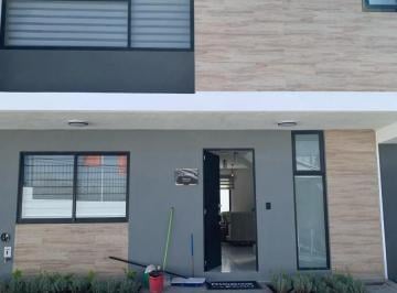 Casa · 143m² · 3 Recámaras · Casa en Venta Entre El Refugio y Zibata, 3 Recamaras, Jardín, 2.5 Baños, Equipad