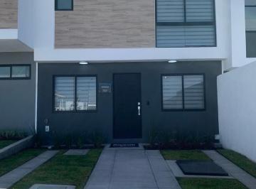 Casa · 93m² · 3 Recámaras · 2 Estacionamientos · Casa en Venta Entre El Refugio y Zibata, 3 Recamaras, 2.5 Baños, Alberca.