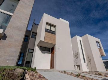 Casa · 119m² · 3 Recámaras · 2 Estacionamientos · Altos Juriquilla: Estrena Casa de 3 Habitaciones, 2.5 Baños, Alberca, Seguridad