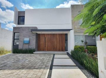 Casa · 197m² · 3 Recámaras · 2 Estacionamientos · Venta de Casas en Grand Juriquilla, Diseño de Autor, 3 Habitaciones, Gran Jardín