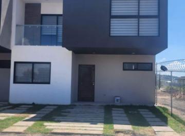 Casa · 160m² · 4 Recámaras · 2 Estacionamientos · Casas en Venta en Hacienda Carlota, 4ta Recamara en Pb, Jardín, Lujo!