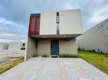Casa · 156m² · 3 Recámaras · 2 Estacionamientos · Casas en Venta en Zakia, 3er Recamara en Pb, 3.5 Baños, Jardín, Alberca, Lujo!