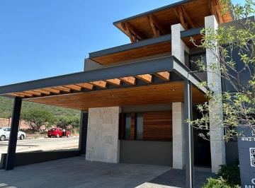 Casa · 280m² · 3 Recámaras · 3 Estacionamientos · Se Vende Residencia en Altozano, Diseño de Autor, Jardín, 4.5 Baños, Equipada