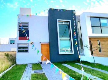 Casa · 190m² · 3 Recámaras · 2 Estacionamientos · Se Vende Casa en Grand Juriquilla, Jjardín, 3 Habitaciones, de Oportunidad!