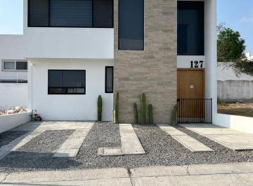Casa · 176m² · 3 Recámaras · 3 Estacionamientos · Se Vende Casa en Grand Juriquilla, 3 Recamaras, 2.5 Baños, Equipada!