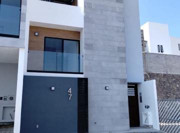 Casa · 179m² · 4 Recámaras · 3 Estacionamientos · Preciosa Casa en Zibata, Roof Garden, Family Room, 4 Recamaras, Jardín, Lujo!