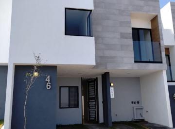 Casa · 221m² · 3 Recámaras · 3 Estacionamientos · En Venta Casa en Zibata, Club de Golf, Roof Garden, Cto de Servicio, 3 Recamaras