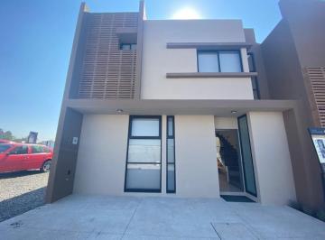 Casa · 153m² · 3 Recámaras · 3 Estacionamientos · Casa en Venta en El Refugio con Habitación en Pb y Baño Completo, Gran Ubicación