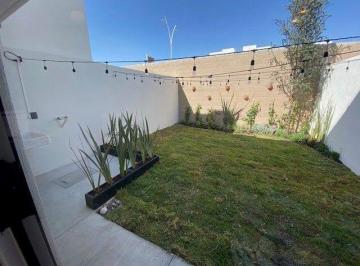 Casa · 111m² · 3 Recámaras · 2 Estacionamientos · Linda Casa Entre El Refugio y Zibata, 3 Recamaras, 2.5 Baños, Alberca, Lujo
