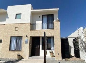 Casa · 120m² · 4 Recámaras · 2 Estacionamientos · Estrena Casa Entre El Refugio y Zibata, 4 Recamaras, 3 Baños, Alberca, de Lujo!