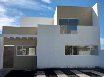 Casa · 190m² · 4 Recámaras · 3 Estacionamientos · Estrena Casa en Real de Juriquilla, Jardín, 4ta Recamara en Pb, Lujo!