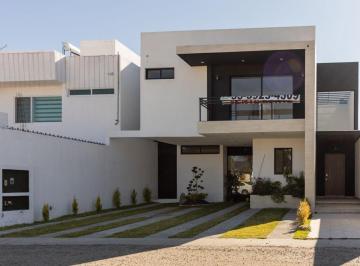 Casa · 262m² · 3 Recámaras · 3 Estacionamientos · Preciosa Residencia de Autor en Real de Juriquilla, Gran Jardín, Roof Garden.