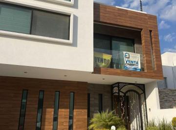 Casa · 416m² · 4 Recámaras · 3 Estacionamientos · Hermosa Residencia en Cumbres del Lago, 4 Recamaras, 4 Baños, Roof Garden!