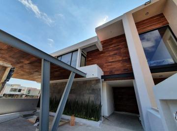 Casa · 335m² · 3 Recámaras · 3 Estacionamientos · Hermosa Residencia en Altozano, C.335 m², Jardín, Estudio, Sala Tv, 3 Recamaras