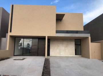 Casa · 260m² · 3 Recámaras · 3 Estacionamientos · Preciosa Casa en Altozano, Jardín, 3 Recamaras, 4 Baños, Estudio, Equipada, Lujo