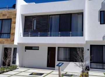 Casa · 159m² · 3 Recámaras · 2 Estacionamientos · Estrena Casa en Zibata, Club de Golf, Alberca, 3 Recamaras, Jardín, Equipada!