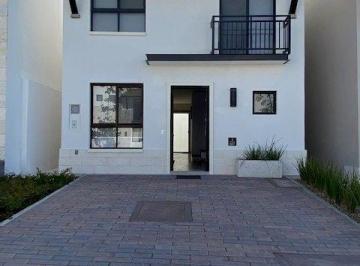 Casa · 107m² · 3 Recámaras · 2 Estacionamientos · Estrena Casa en El Refugio, 3 Recamaras, 2.5 Baños, Estudio, Jardín, Alberca.