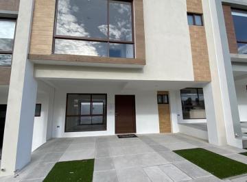 Casa · 162m² · 3 Recámaras · 2 Estacionamientos · Venta de Casas en Zibata, Equipada, 3 Recamaras, 2.5 Baños, Family Room, Alberca