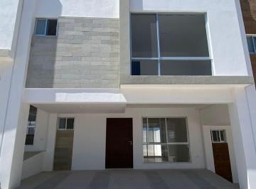 Casa · 157m² · 3 Recámaras · 2 Estacionamientos · Venta de Casas Entre El Refugio y Zibata, Alberca, Jardín, 3 Recamaras, Luxury