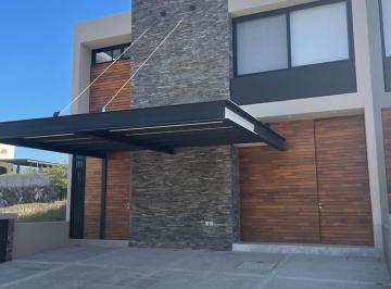 Casa · 240m² · 3 Recámaras · 3 Estacionamientos · Se Vende Residencia en Altozano, con Elevador Para Persona de Tercera Edad