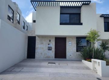 Casa · 214m² · 4 Recámaras · 2 Estacionamientos · Hermosa Casa en Zibata, Alberca, 4ta Recamara en Pb, Jardín, Equipada.