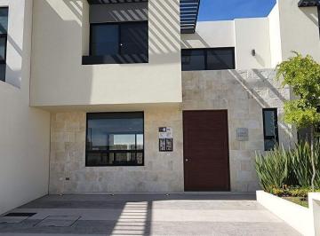 Casa · 173m² · 3 Recámaras · 2 Estacionamientos · En Venta Casa en Zibata, 3 Recamaras, 2.5 Baños, Family Room, Alberca, Equipada