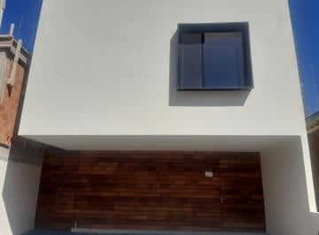 Casa · 224m² · 4 Recámaras · 3 Estacionamientos · Hermosa Residencia en Zibata, 4 Recamaras, 4 Baños Completos, Roof Garden, Lujo