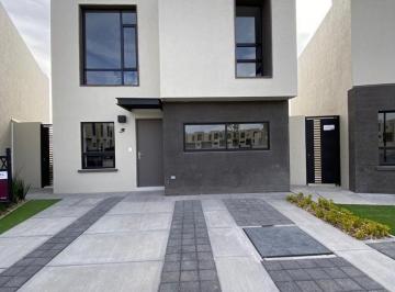 Casa · 138m² · 4 Recámaras · 2 Estacionamientos · Se Vende Casa en El Mirador, Estudio o 4ta Recamara en Pb, 3.5 Baños
