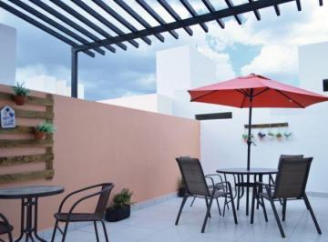 Casa · 151m² · 3 Recámaras · 2 Estacionamientos · Se Vende Casa Entre El Refugio y Zibata, 3 Recamaras, Una en Pb, 3.5 Baños.