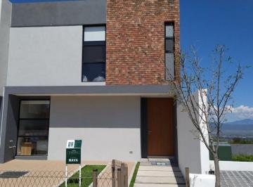 Casa · 150m² · 3 Recámaras · 2 Estacionamientos · En Venta Casa en Zibata, Alberca, 3 Recámaras, Una en Pb, 2.5 Baños.