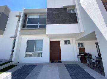 Casa · 109m² · 3 Recámaras · 2 Estacionamientos · Se Vende Casa Entre El Refugio y Zibata, 3 Recamaras, 2.5 Baños, Jardín, de Lujo