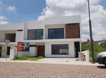 Casa · 346m² · 4 Recámaras · 3 Estacionamientos · Residencia en Lomas de Juriquilla, 4 Habitaciones con Baño Completo y Vestidor
